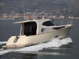 La société Luxury Motor et Sailing Yachts distributeur officiel France Monachus Yachts